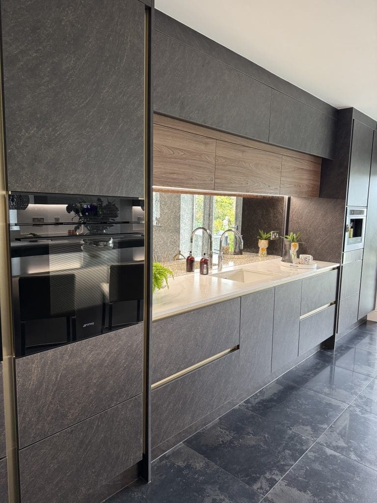 Recent Projects | A Show-Stopping Handleless Kitchen: Perfect for Entertaining Recent Projects | A Show-Stopping Handleless Kitchen: Perfect for Entertaining