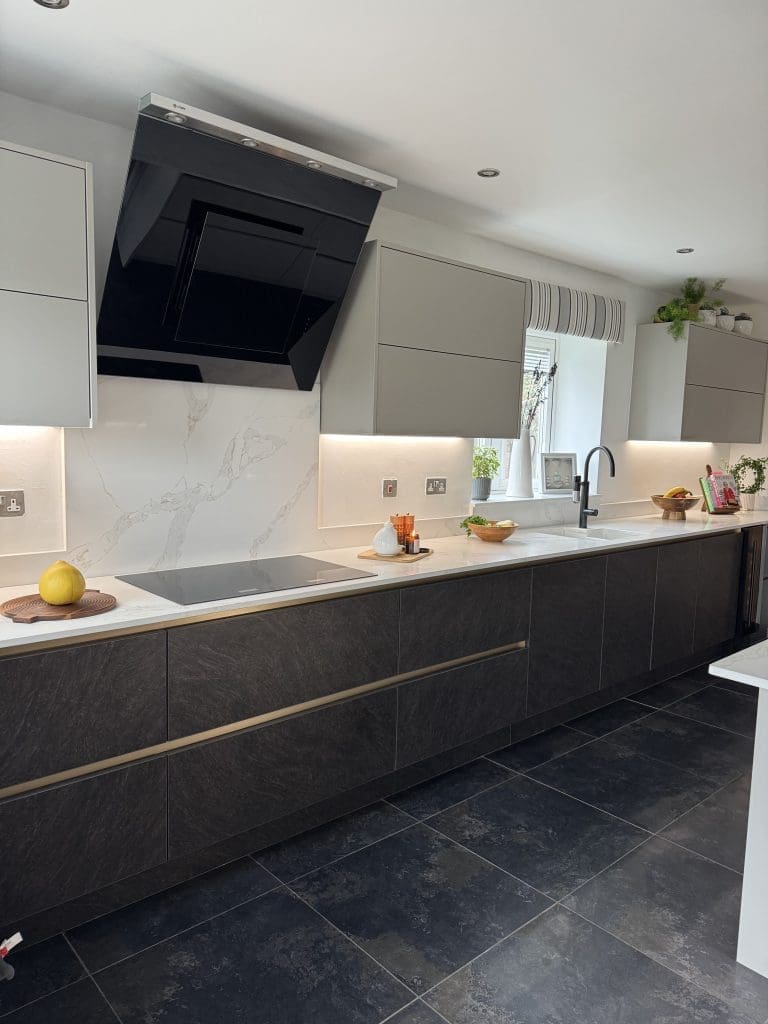 Recent Projects | A Show-Stopping Handleless Kitchen: Perfect for Entertaining Recent Projects | A Show-Stopping Handleless Kitchen: Perfect for Entertaining