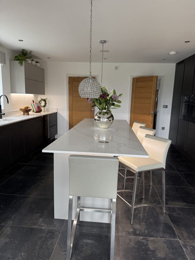 Recent Projects | A Show-Stopping Handleless Kitchen: Perfect for Entertaining Recent Projects | A Show-Stopping Handleless Kitchen: Perfect for Entertaining