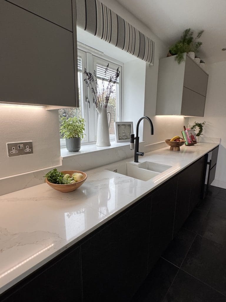 Recent Projects | A Show-Stopping Handleless Kitchen: Perfect for Entertaining Recent Projects | A Show-Stopping Handleless Kitchen: Perfect for Entertaining