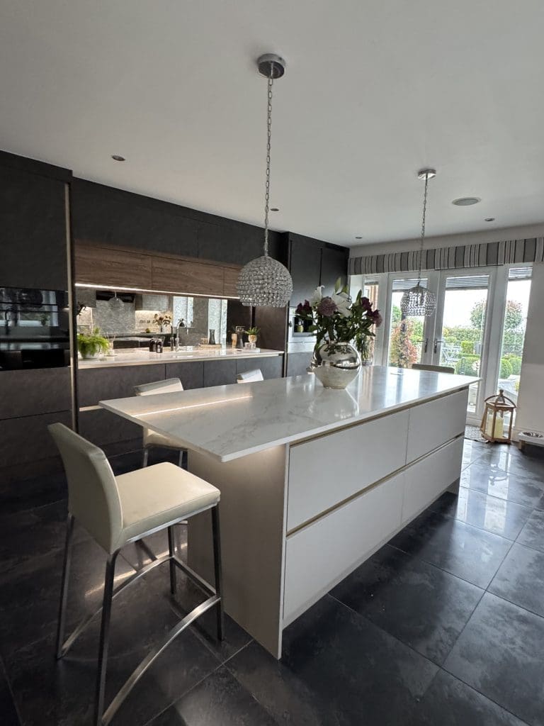 Recent Projects | A Show-Stopping Handleless Kitchen: Perfect for Entertaining Recent Projects | A Show-Stopping Handleless Kitchen: Perfect for Entertaining